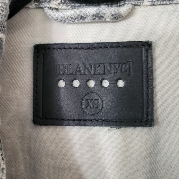 Blank NYC Women's Snake Along Python Print Denim Jacket size XS - Picture 4 of 12